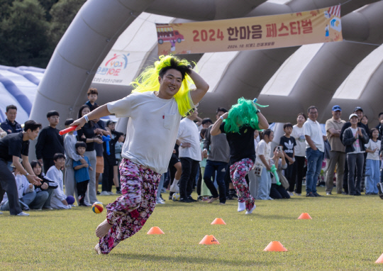에스원이 온·오프라인을 결합한 임직원 가족 초청행사 '한마음 페스티벌'을 개최했다. 사진은 에스원 직원이 장애물 계주에 참가해 달리는 모습.  에스원 제공